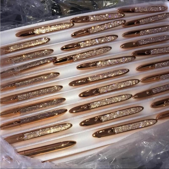 Adhesive black eyeliner - Picture 3 of 3